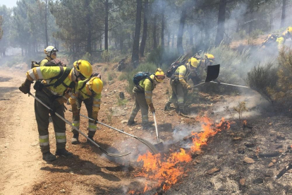 Actuación de equipos contra incendios en el Valle del Tiétar (Ávila), a finales del mes pasado, poco antes de que se estableciese la época de riesgo.-ICAL