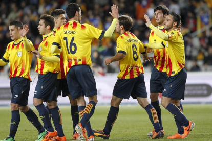 Varios jugadores, entre ellos el exblanquivioleta Valiente, celebran un gol de la selección catalana en un amistoso.-EM