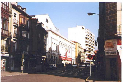 Vista de la fachada del Calderón engalanada para la Seminci en 2000
.-ARCHIVO MUNICIPAL VALLADOLID