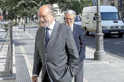 Javier León de la Riva y Manuel Sánchez a su llegada a la Audiencia Provincial.-J.M. LOSTAU