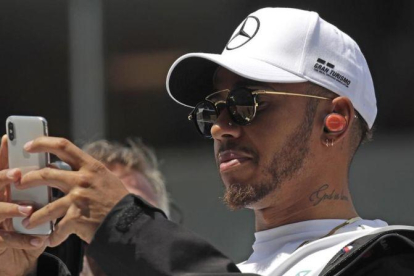 El británico Lewis Hamilton (Mercedes), en un momento de descanso del GP de China.-AP / ANDY WONG