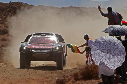 Carlos Sainz conduce el Peugeot por los caminos bolivianos.-EFE / MARTÍN ALIPAZ