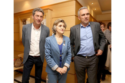 María Luisa Carcedo en Valladolid junto a  Manuel Escarda y Javier Izquierdo.-ICAL