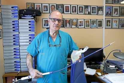 Carlos Vaquero, jefe del Servicio de Angiología y Cirugía Vascular del Hospital Clínico Universitario de Valladolid, en su despacho.-J. M. LOSTAU