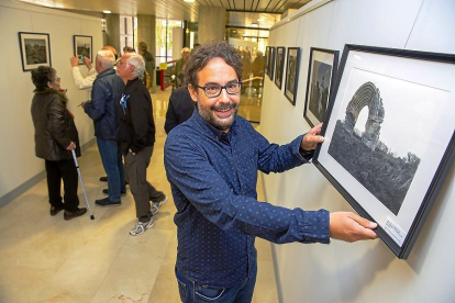 Iván García junto a algunas de sus fotografías.-J. M. LOSTAU