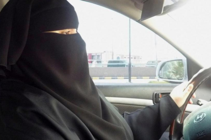 Un activista saudí conduce un vehículo, pese a estar prohibido en su país-REUTERS / AMENA BAKR