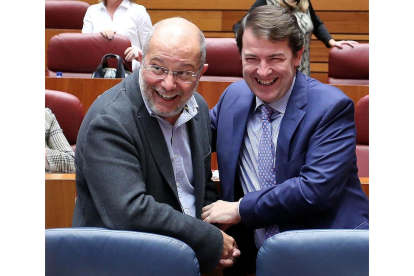 El presidente de la Junta, Alfonso Fernández Mañueco, y el vicepresidente, Francisco Igea, bromean antes de dar comienzo el Pleno de las Cortes de Castilla y León.-ICAL