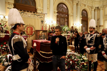 El hijo de Tomás Rodríguez Bolaños, Pablo, se dirige a los asistentes a la capilla ardiente instalada en el Ayuntamiento de Valladolid.-ICAL