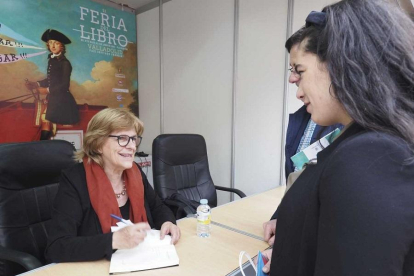 La escritora María Tena, ayer, en la Feria, firmado ejemplares de su libro ‘Nada que no sepas’.-FLV