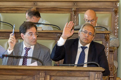 Jesús Enríquez y José Antonio Martínez Bermejo en un momento de la votación de una de las mociones.-M. Á. Santos