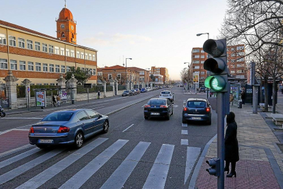 La Avenida de Segovia vista desde la plaza del Carmen, con los cuatro carriles que pasarán a quedarse en dos.-J.M. LOSTAU