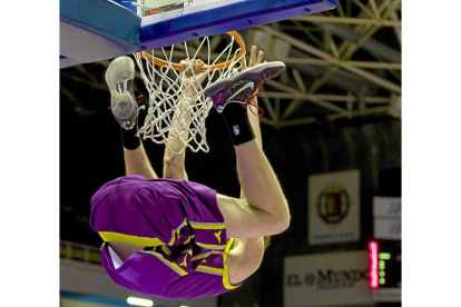 Javi Lucas se cuelga del aro de forma acrobática, tras machacarlo durante el tercer cuarto-Pablo Requejo