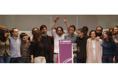 Pablo Iglesias y su equipo, en la asamblea celebrada en Madrid en la que ha sido proclamado secretario general de Podemos.-Foto: AGUSTÍN CATALÁN