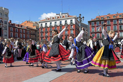 Los grupos infantiles de danza bailaron ayer jotas castellanas en la plaza Mayor.-NURIA MONGIL