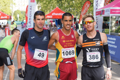 Podio masculino de la XXXIII Media Maratón Ciudad de Valladolid. / PHOTOGENIC