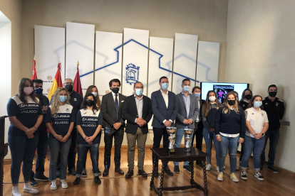 Integrantes del VRAC y El Salvador junto al diputado de Deportes, y el alcalde de Tordesillas. / D.M.
