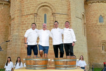 Los cuatro ‘chef’ Dani García, Pedro Subijana, Marc Segarra y Andoni Luis Anduriz ayer, durante la ‘pisada’ de la uva. LOSTAU