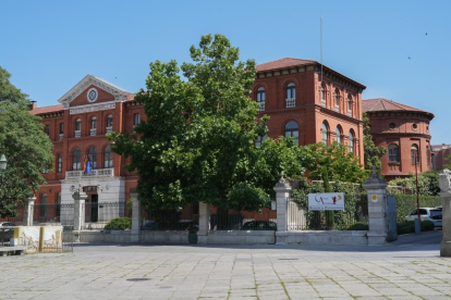 Instituto Zorrilla en la plaza de San Pablo.-J.M. LOSTAU