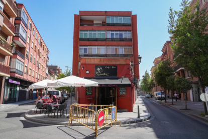 Café bar Sinatra entre las calles Empecinado y San Martín en la zona de San Pablo .-J.M. LOSTAU