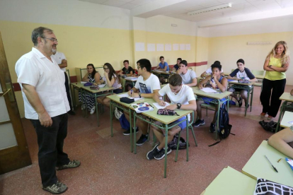 El consejero de Educación, Fernando Rey, durante la visita al Instituto de Educación Secundaria (IES) ‘Juan de Juni’.-ICAL