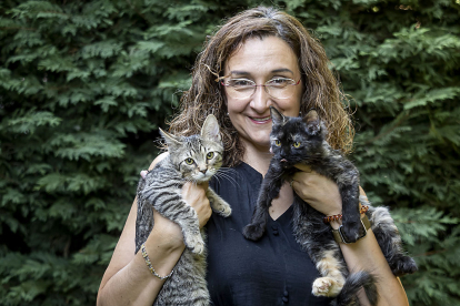 Cristina Bedera con dos gatitos rescatados que ofrece en adopción responsable. PABLO REQUEJO / PHOTOGENIC