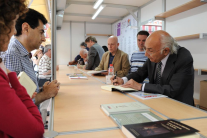 Francisco Brines firma ejemplares de sus libros, ayer, en Valladolid.-CARLOS  ARRANZ / F. L.