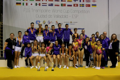 Los integrantes de la expedición en elCampeonato de España del Gimnasia Acrobática Valladolid posan con su botín de medallas individuales y los tres trofeos por equipos.-MONTSE ÁLVAREZ