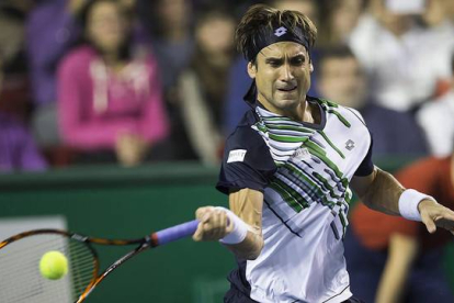 David Ferrer devuelve la pelota a David Goffin en el partido que los ha enfrentado hoy en el torneo Masters 1000 Paris-Bercy.-Foto: EL PERIÓDICO