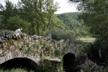 Puente de piedra sobre el río Omaña en la localidad de Murias de Paredes (León)
en el corazón de la Reserva de la Biosfera de los Valles de Omaña y Luna. / ICAL
