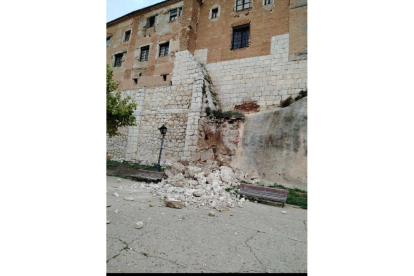 Desprendimiento de una pared adjunta del Convento El Carmelo en Tordesillas.- E.M.