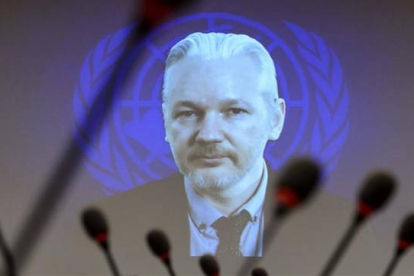 Julian Assange el pasado mes de marzo en una videoconferencia.-AFP / FABRICE COFFRINI