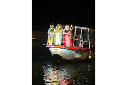 Los Reyes Magos llegan en barco a Medina de Rioseco. MARÍA CARNERO