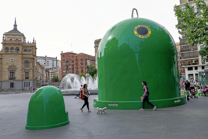 Ecovidrio coloca en la plaza Zorilla un contenedor de ocho metros a fin de fomentar el reciclaje de vidrio.-J.M. LOSTAU