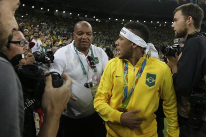 El delantero de Brasil, Neymar Jr., se encaró con un aficionado durante la celebración de la medalla de oro de los Juegos Olímpicos.-SILVIA IZQUIERDO