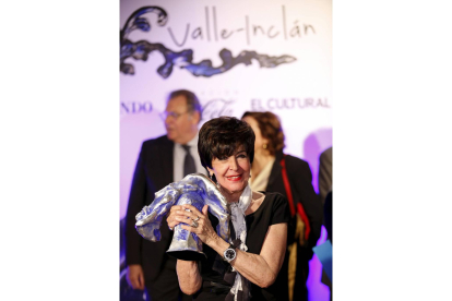 La actriz vallisoletana Concha Velasco posa con el premio Valle-Inclán-El Mundo