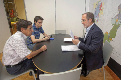 Eugenio Moreno, izquierda, y Manuel Saravia, derecha, durante la reunión.-Pablo Requejo