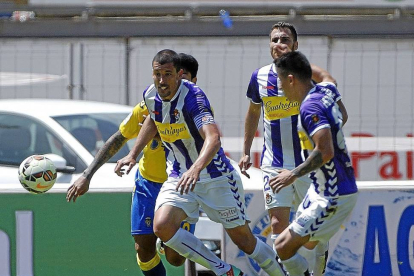 Rueda persigue el balón por delante de un jugador de Las Palmas-Photo-Deporte