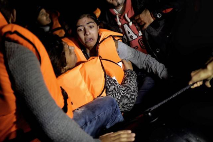 Una menor, aterrorizada, durante su travesía por mar hasta la costa de Turquía.-AFP / ARIS MESSINIS