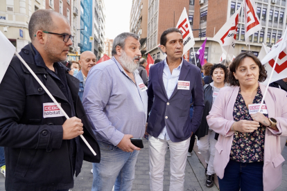 El sector de limpiezas de Valladolid se concentró para manifestar su rechazo ante la última propuesta presentada por las asociaciones empresariales del sector en la negociación del convenio de limpieza de edificios y locales.