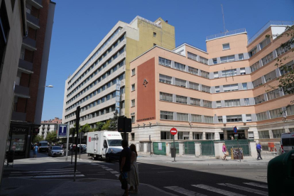 Hospital Felipe II y hotel Olid en la calle San Blas.-J.M. LOSTAU