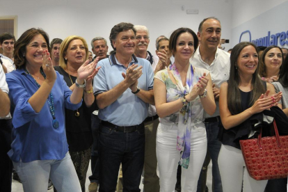 Los candidatos del PP de Segovia celebran los resultados en la sede del partido.-ICAL
