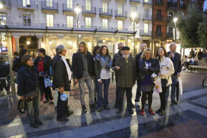 El portavoz del grupo parlamentario y secretario general de Podemos Castilla y León, Pablo Fernández, participa en una protesta de su partido contra la 'Pobreza energética' en la plaza de Fuente Dorada de Valladolid-ICAL