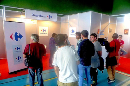 Un grupo de participantes en la Feria del Empleo de Santovenia, ayer.-EL MUNDO