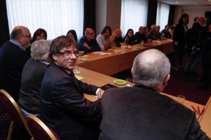 Puigdemont preside la reunión del grupo parlamentario de JxCat, ayer en Bruselas.-REUTERS / YVES HERMAN