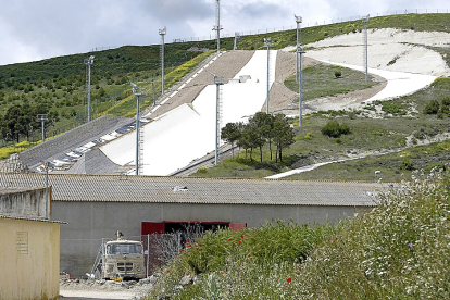 Instalaciones del fallido proyecto ‘Meseta Ski’ de Villavieja del Cerro, en una imagen de archivo. / ICAL