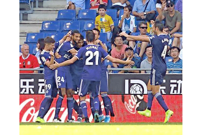 Los jugadores del Real  Valladolid se apiñan para celebrar el 0-2 obra Plano.-PHOTO-DEPORTE