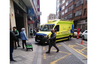 Ambulancia en el Mercadona de la calle Don Sancho. / E.M.