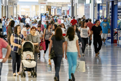 Personas paseando por el interior del centro comercial Río Shopping-Pablo Requejo