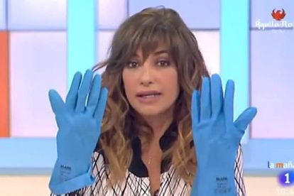 La presentadora Mariló Montero enseña los protocolos de seguridad del ébola.-