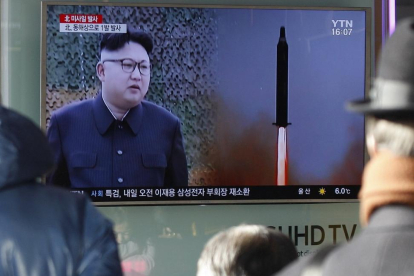 EFE / KIM HEE-CHUL  Ciudadanos surcoreanos miran un informativo sobre el lanzamiento del misil, este domingo en Seúl.-